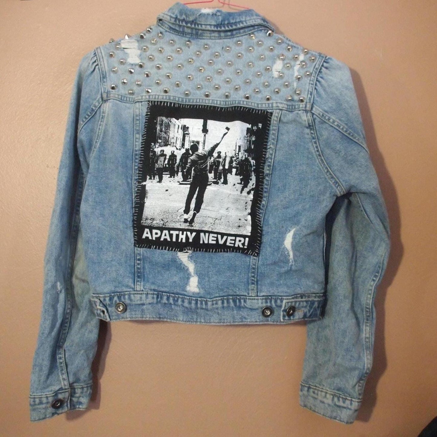 APATHY NEVER! Punk Studded Patched Denim Blue Jean Trucker Jacket Distressed Sz M
