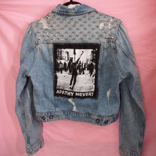 APATHY NEVER! Punk Studded Patched Denim Blue Jean Trucker Jacket Distressed Sz M
